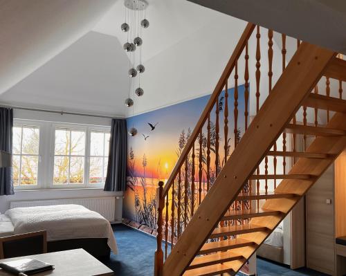 ein Schlafzimmer mit einer Treppe und einem Wandbild in der Unterkunft Flair Seehotel Zielow in Ludorf