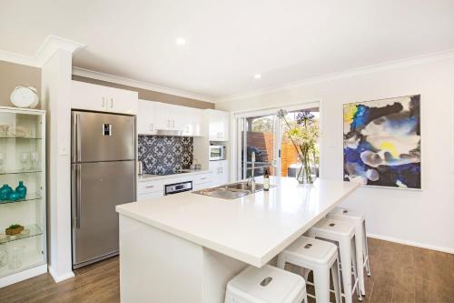 Una cocina o zona de cocina en Salty Mermaid by Experience Jervis Bay