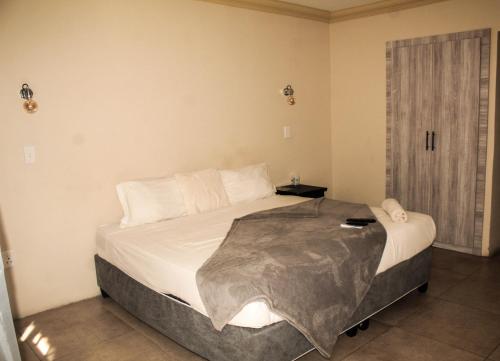 Cama o camas de una habitación en Ingwenya Guesthouse