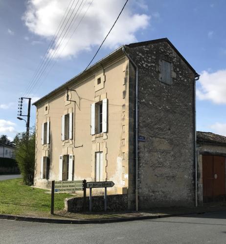 an old building on the side of a street at La Maison Ancienne Eymet in Eymet
