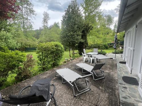 a group of chairs and tables on a patio at Casa Molto Bene in Velden am Wörthersee
