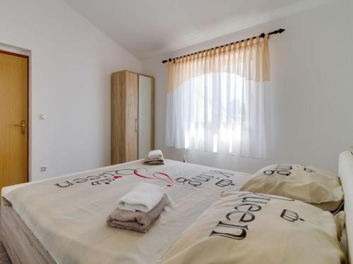 een slaapkamer met een bed met handdoeken erop bij Lovely house Piljan in Svetvinčenat