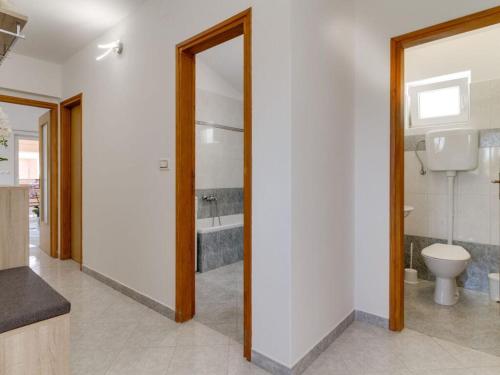 een badkamer met toilet en ligbad bij Lovely house Piljan in Svetvinčenat