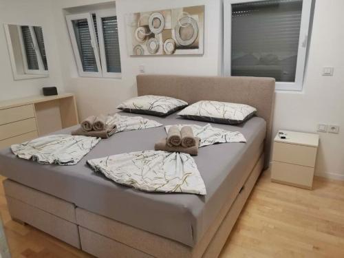 Ένα ή περισσότερα κρεβάτια σε δωμάτιο στο Appartement Tribunj S1