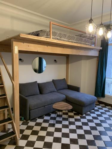 - un salon avec un canapé et une mezzanine dans l'établissement Studio au cœur de la ville, à Nice