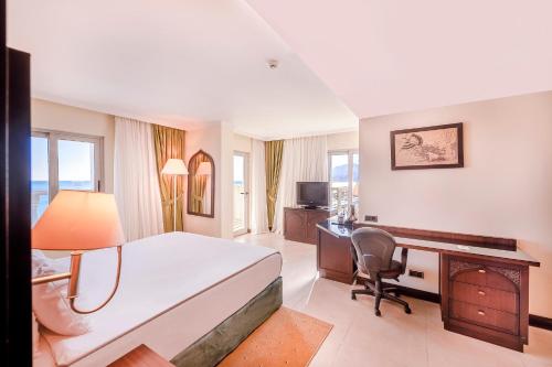 Un ou plusieurs lits dans un hébergement de l'établissement Crowne Plaza Antalya by IHG