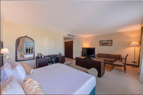 Télévision ou salle de divertissement dans l'établissement Crowne Plaza Antalya by IHG