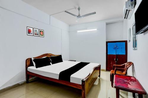 a bedroom with a bed and a chair at OYO Flagship Hotel Shiv Residency in Rānchī