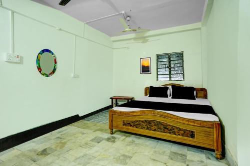 ein Schlafzimmer mit einem Bett in einer weißen Wand in der Unterkunft OYO Flagship Hotel Shiv Residency in Ranchi