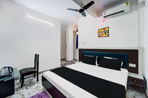1 dormitorio con 1 cama en blanco y negro y 1 silla en OYO Flagship Hotel Savera Inn en Patna