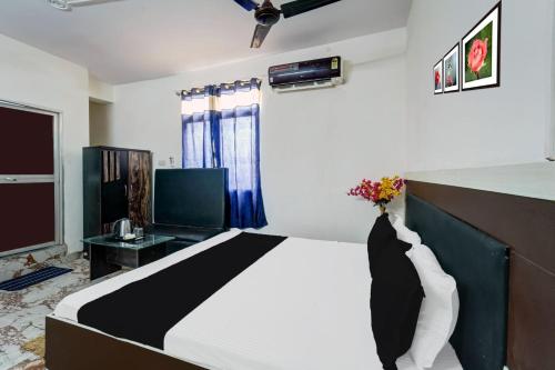OYO Flagship Hotel Savera Inn في باتنا: غرفة نوم بسرير كبير في غرفة