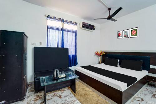 um quarto com uma cama e um telefone numa mesa em OYO Flagship Hotel Savera Inn em Patna