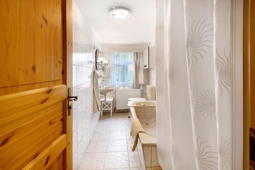 a bathroom with a toilet and a sink at Ferienwohnung Gute Stube in Veckenstedt