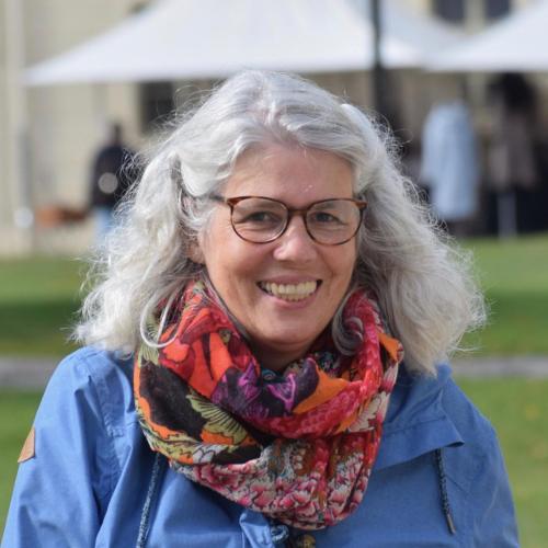 an older woman wearing glasses and a scarf at Ferienwohnung Gute Stube in Veckenstedt