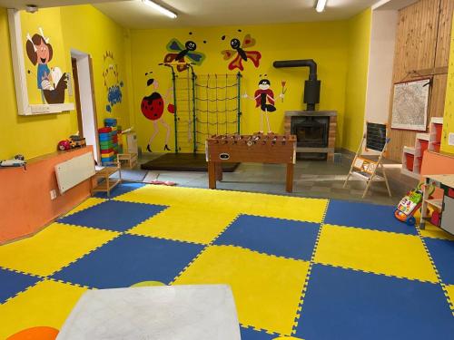 a room with a play room with a yellow and blue floor at Jihočeský Statek in Dynín