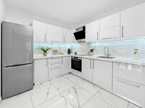 Imagen de la galería de The Encino - luxury seaside suite, en Lárnaca