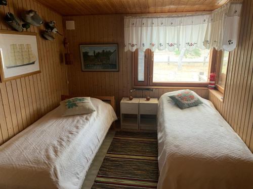 Katil atau katil-katil dalam bilik di Strandhuset