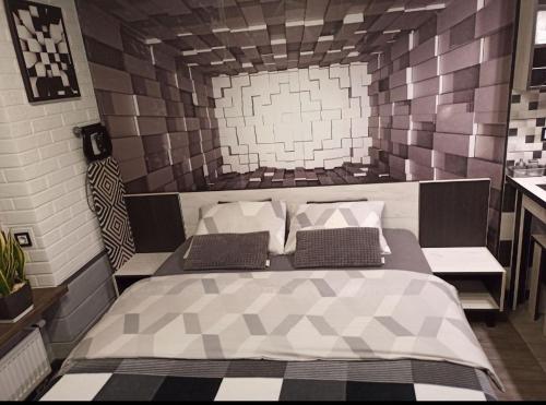 ein Schlafzimmer mit einem großen Bett in einem Zimmer in der Unterkunft Wiew Lux Studio Apartments in a Secure Residential Complex Comfort Town КТ-03 in Kiew