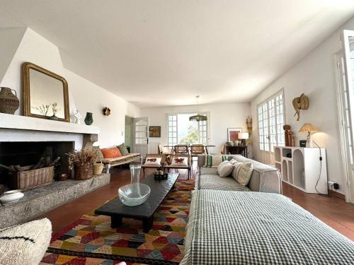 Una sala de estar con un sofá y una chimenea. en VILLA A MUREDDA, piscine chauffée et vue mer, en Olmeto