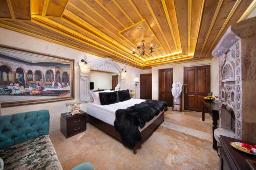 Una cama o camas en una habitación de Cappadocia Pegasos Cave Suite Hotel