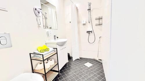 Baño blanco con lavabo y aseo en Kastanimaja Apartments en Tartu