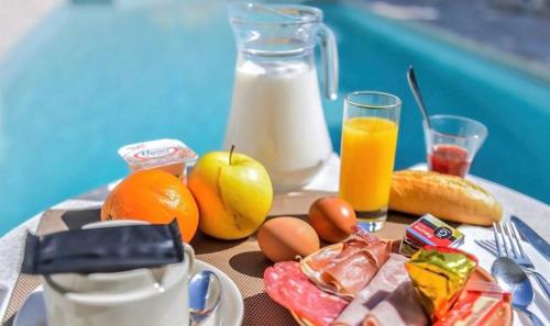- Mesa con desayuno de huevos, fruta y leche en DIAR HAROUN, en Djerba