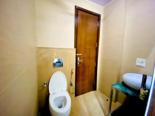 La salle de bains est pourvue de toilettes et d'un lavabo. dans l'établissement Hotel Imperial Inn - Nehru Enclave, à New Delhi