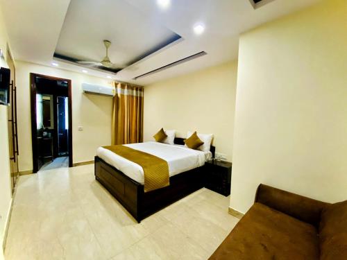ein Hotelzimmer mit einem Bett und einem Sofa in der Unterkunft Hotel Imperial Inn - Nehru Enclave in Neu-Delhi