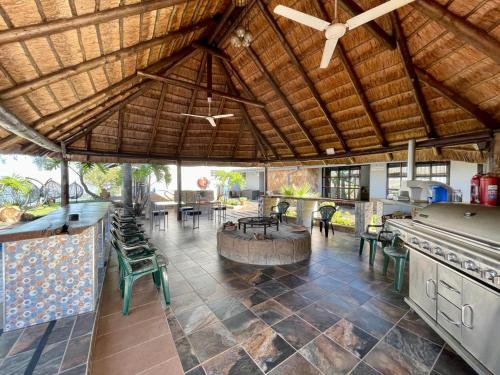 een open keuken en eethoek van een huis bij Eagles View Kungwini in Bronkhorstspruit