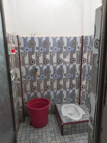 łazienka z toaletą i wiadrem w obiekcie WISMA TIGA PUTRA BELAWA 2 w mieście Topoyo