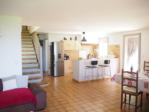Il dispose d'une cuisine et d'un salon avec un canapé et un réfrigérateur. dans l'établissement Holiday Home in Provence near Mont Ventoux, à Bédoin