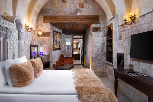 Una televisión o centro de entretenimiento en Cappadocia Pegasos Cave Suite Hotel