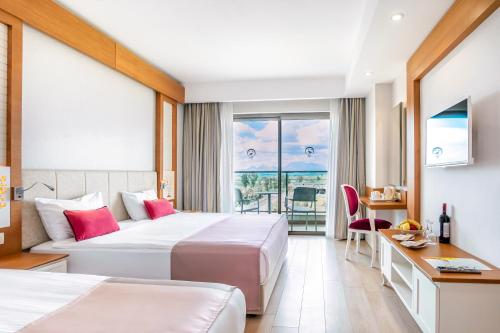 Postel nebo postele na pokoji v ubytování Port Nature Luxury Resort