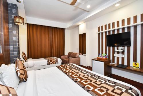 una camera con letto e TV a schermo piatto di Pinaz Royale ad Amritsar