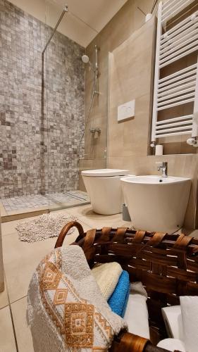 La salle de bains est pourvue d'un lavabo et d'une baignoire. dans l'établissement casa Stella centro Foce, à Sanremo