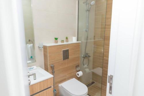 Bloomfields -1br Oasis 2 في أبوظبي: حمام مع دش ومرحاض ومغسلة