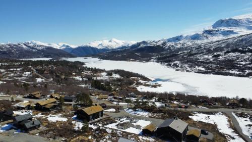 eine Luftblick auf eine Stadt mit schneebedeckten Bergen in der Unterkunft Ladebua in Brunstad