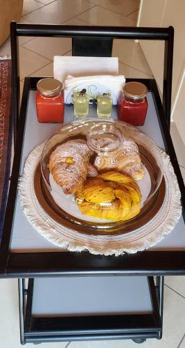 a plate of food on a tray on a table at La Mimosa in Dozza