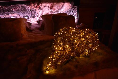 łóżko z lampką świąteczną w ciemnym pokoju w obiekcie A Casita del Pedro w mieście Rimbachzell