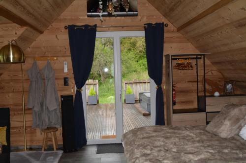 Schlafzimmer mit einem Bett und einer Glasschiebetür in der Unterkunft A Casita del Pedro in Rimbachzell