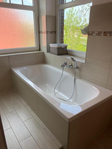 La salle de bains est pourvue d'une baignoire et d'une fenêtre. dans l'établissement Seehaus Plön, à Plön