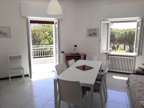 sala de estar con mesa blanca y sillas en Casa vacanza Parco del Castello, en Matera