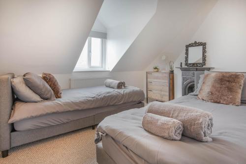 Habitación en el ático con 2 camas y vestidor en Eton House coastal villa with great outside space en Sheringham
