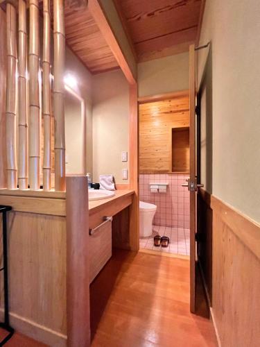 Habitación con baño con lavabo y aseo. en Ryokan Kiraku en Beppu