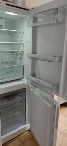 - un réfrigérateur avec une porte ouverte dans la cuisine dans l'établissement Cosy Appartement Paris Ouest, à Suresnes