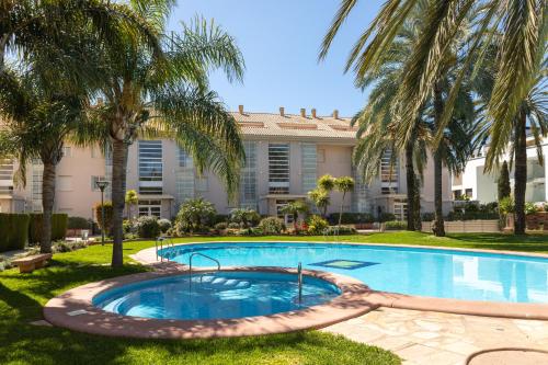 Golden Gardens, ground floor apartment with large terrace, smart TV, fibre internet, parking