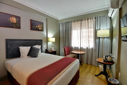 Postel nebo postele na pokoji v ubytování Cresta Jameson Hotel