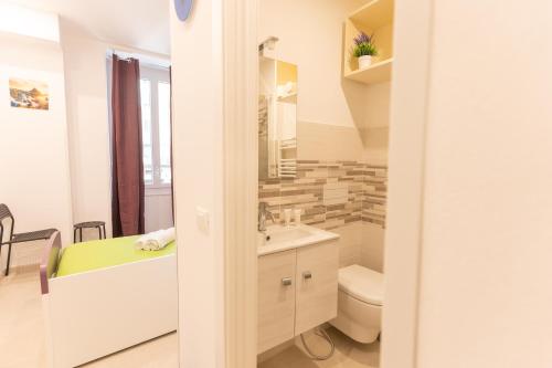 a bathroom with a sink and a toilet and a tub at Adam Eric in La Spezia