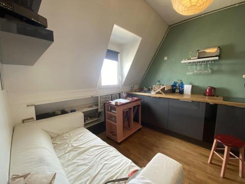 une chambre avec un lit et une cuisine avec un comptoir dans l'établissement Studio entre Étoile et Trocadéro, à Paris