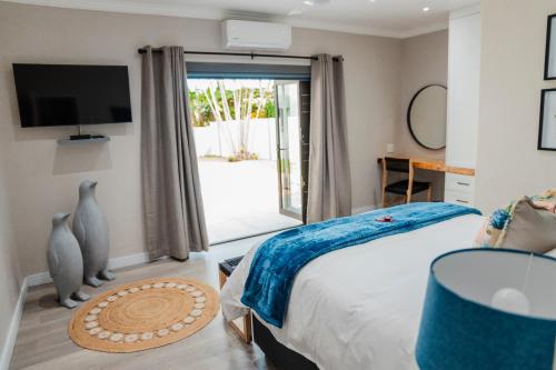 - une chambre avec un lit et une porte coulissante en verre dans l'établissement 5 at Snapper, à Meer en See